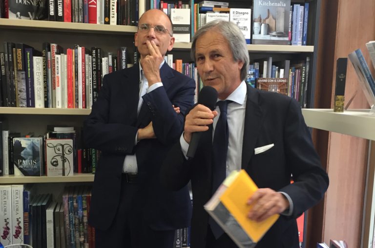 Barazzotto con Enrico Letta durante la presentazione, nella libreria Giovannacci di Biella, di "Andare insieme, andare lontano"