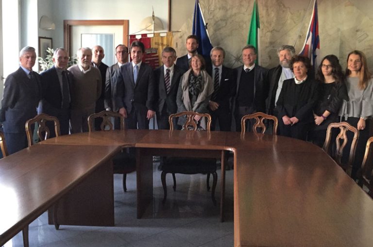 Il Consiglio comunale di Valdengo, con il sindaco Roberto Pella, durante l'inaugurazione dell'istituto comprensivo scolastico con il presidente della Regione Piemonte Sergio Chiamparino