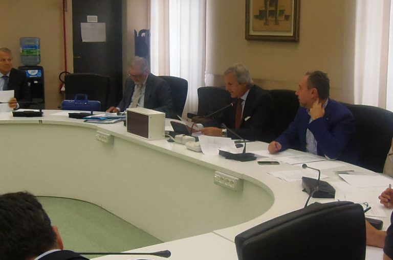 Uno dei tanti momenti di discussione, in prima Commissione, presieduta da Vittorio Barazzotto, che hanno accompagnato la discussione del bilancio regionale